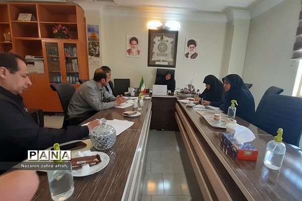 نشست کیفیت‌بخشی آموزشی و پرورشی مدارس متوسطه اول در رودهن 