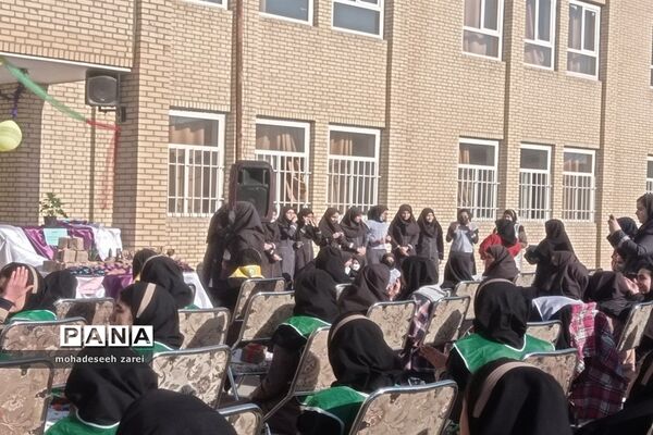 تقدیر از دانش‌آموزان برتر تحصیلی در مدرسه عترت قرچک