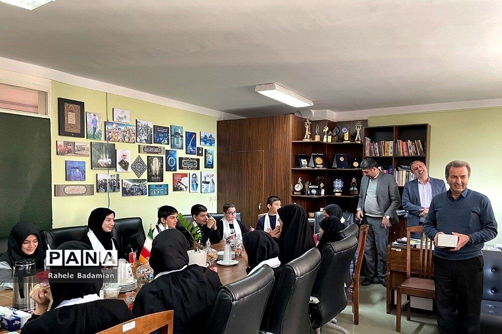 اجرا سرود دانش‌آموزان کانون فرهنگی تربیتی سمیه شهرری در وزارت آموزش و پرورش