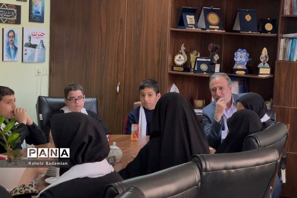 اجرا سرود دانش‌آموزان کانون فرهنگی تربیتی سمیه شهرری در وزارت آموزش و پرورش