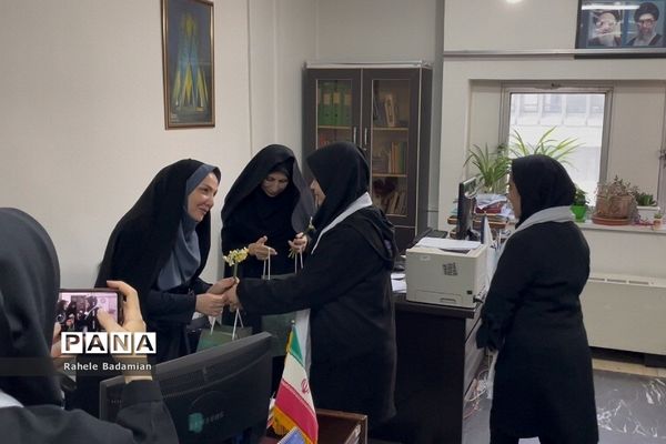 اجرا سرود دانش‌آموزان کانون فرهنگی تربیتی سمیه شهرری در وزارت آموزش و پرورش