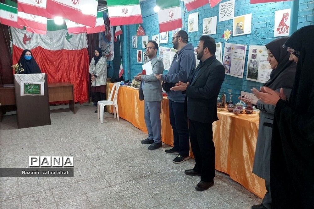 بازدید و ارزیابی نمایشگاه مدرسه انقلاب  دبیرستان آزاده رودهن
