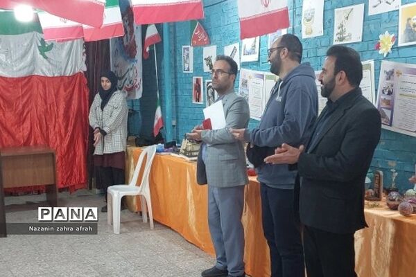 بازدید و ارزیابی نمایشگاه مدرسه انقلاب  دبیرستان آزاده رودهن