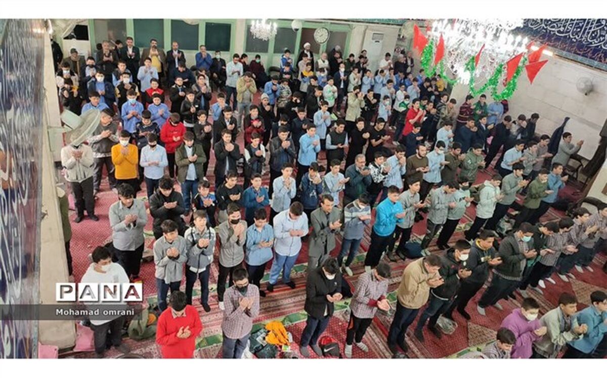 جشن تکلیف ۳۰۰ دانش‌آموز پسر مدارس منطقه ۲ با عنوان نور چشم برگزار شد