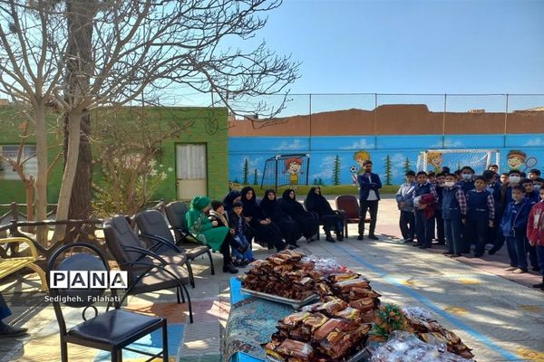 برگزاری مسابقه فوتبال بین معلمان و دانش‌آموزان مدرسه