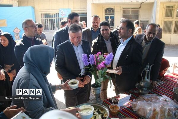 برپایی بازارچه خیریه توسط انجمن‌های اولیا و مربیان استان سمنان