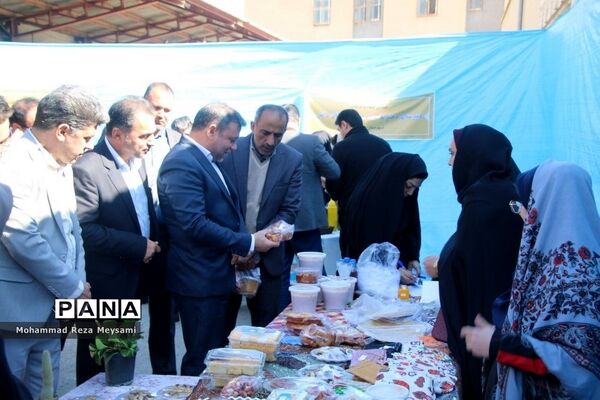 برپایی بازارچه خیریه توسط انجمن‌های اولیا و مربیان استان سمنان
