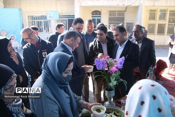 برپایی بازارچه خیریه توسط انجمن‌های اولیا و مربیان استان سمنان