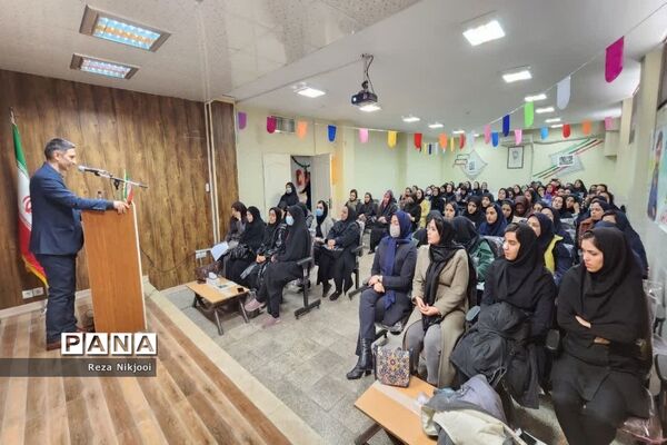 برگزاری کارگاه توانمندسازی آموزگاران مدارس غیردولتی در ناحیه‌ یک‌ بهارستان