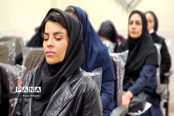 برگزاری کارگاه توانمندسازی آموزگاران مدارس غیردولتی در ناحیه‌ یک‌ بهارستان