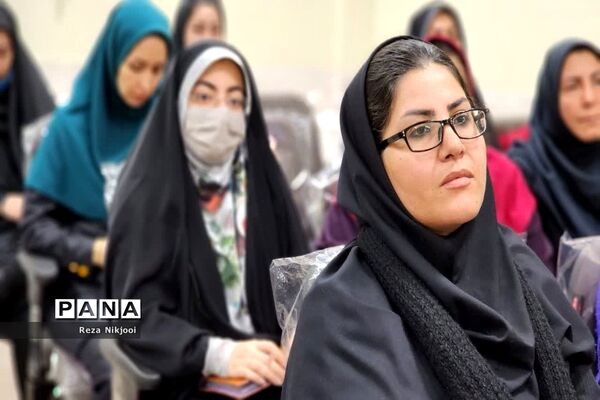برگزاری کارگاه توانمندسازی آموزگاران مدارس غیردولتی در ناحیه‌ یک‌ بهارستان
