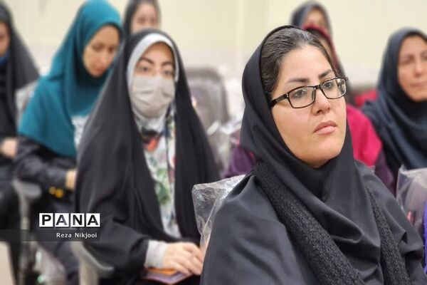 برگزاری کارگاه توانمندسازی آموزگاران مدارس غیردولتی در ناحیه‌ یک‌ بهارستان