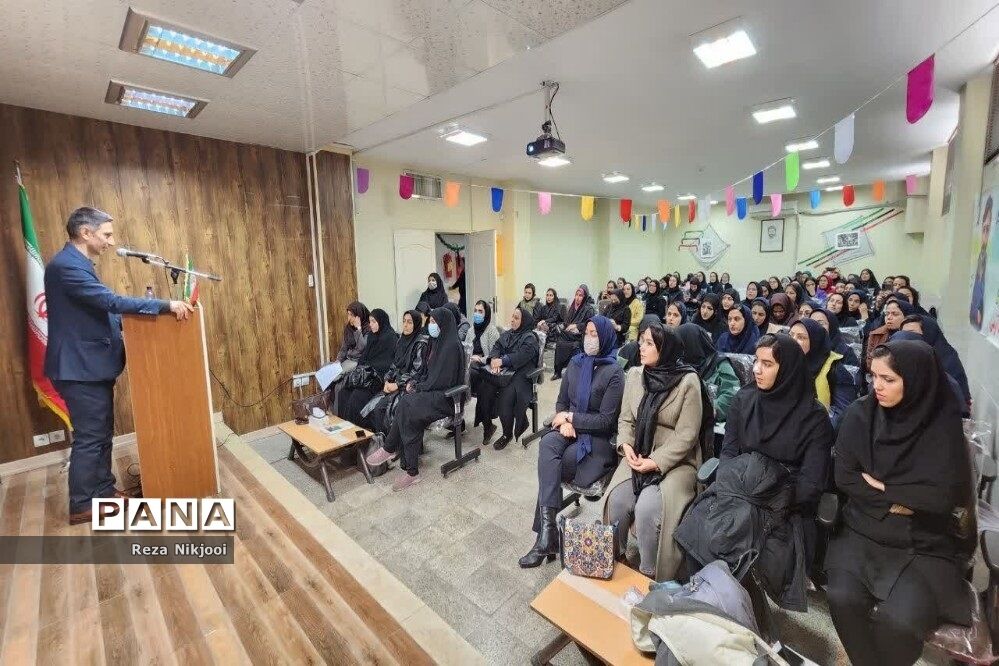 برگزاری کارگاه توانمندسازی آموزگاران مدارس غیردولتی در ناحیه‌ یک‌ بهارستان