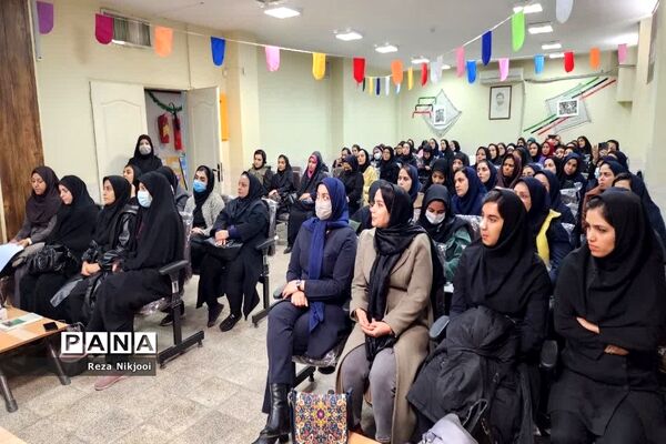 برگزاری کارگاه توانمندسازی آموزگاران مدارس غیردولتی در ناحیه‌ یک‌ بهارستان