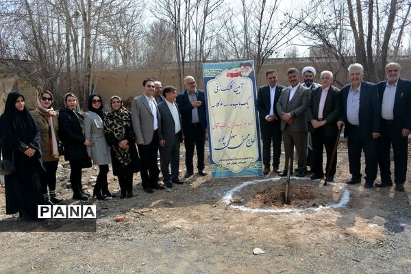 آیین کلنگ‌زنی دو باب مدرسه و تکریم محسن معظمی‌پور خیر نیک‌اندیش در شهرستان خمینی شهر