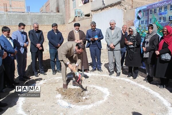 آیین کلنگ‌زنی مدرسه شش کلاسه در بهارستان دو