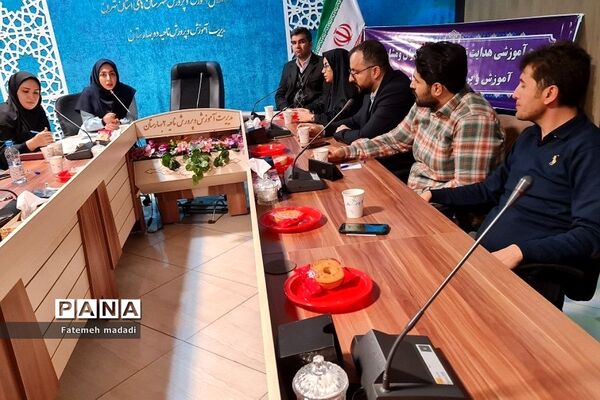جلسه هدایت تحصیلی و تشریح پوشه کار مشاوران در بهارستان 2