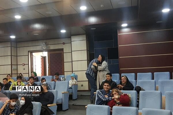 تقدیر از دانش‌آموزان برگزیده و فعال دبیرستان شهید بهشتی رودهن