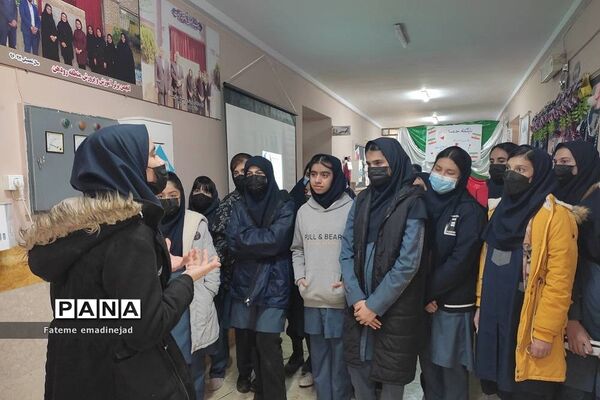 بازدید و ارزیابی نمایشگاه انقلاب دبیرستان تربیت رودهن
