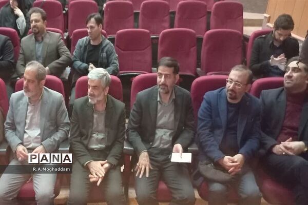 تجلیل از معلمان و دانش‌آموزان برگزیده مسابقات ورزشی