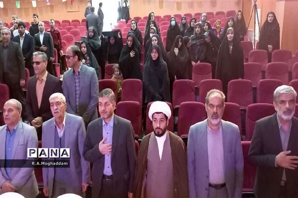 تجلیل از معلمان و دانش‌آموزان برگزیده مسابقات ورزشی