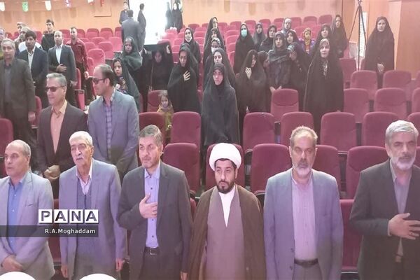 تجلیل از معلمان و دانش‌آموزان برگزیده مسابقات ورزشی