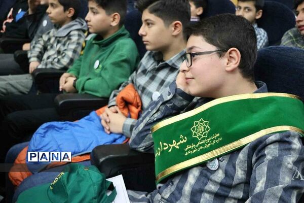 برگزاری مراسم بیست و دومین دوره آیین تنفیذ احکام شهرداران مدارس منتخب منطقه درفرهنگسرای ولای شهرری