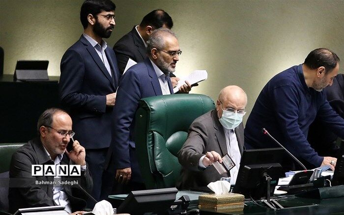 مصوبات بخش درآمدی لایحه بودجه؛ از مجوز مجلس به بانک مرکزی برای فروش ارز تا موافقت با پیشنهادات بورسی و فاینانس