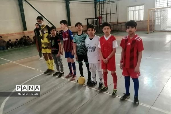 برگزاری مسابقات فوتبال در مدارس ابتدایی پسرانه روستای مهرآباد رودهن