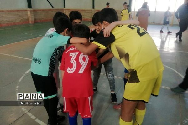 برگزاری مسابقات فوتبال در مدارس ابتدایی پسرانه روستای مهرآباد رودهن