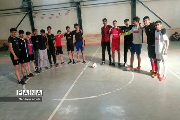برگزاری مسابقات فوتبال در مدارس ابتدایی پسرانه روستای مهرآباد رودهن