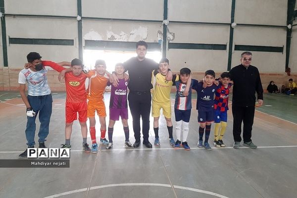 برگزاری مسابقات فوتبال در مدارس ابتدایی پسرانه روستای مهرآباد رودهن