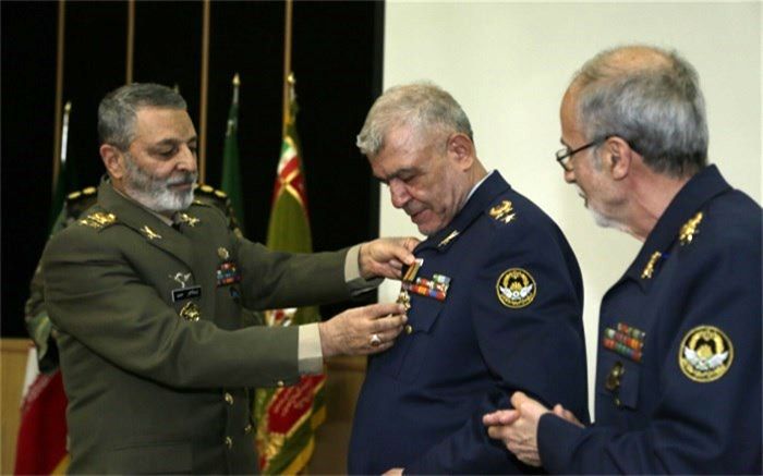 اهدای نشان فداکاری ارتش به 3 فرمانده اسبق نیروی هوایی‌