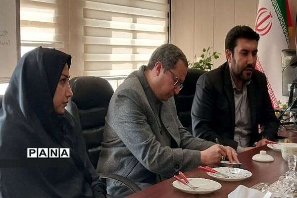 اهدا گل و تبریک هفته امور تربیتی به کارشناسان اداره‌کل آموزش وپرورش شهرستان‌های استان تهران