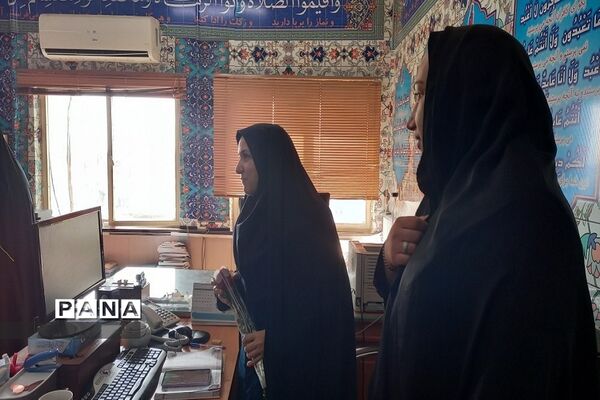 اهدا گل و تبریک هفته امور تربیتی به کارشناسان اداره‌کل آموزش وپرورش شهرستان‌های استان تهران