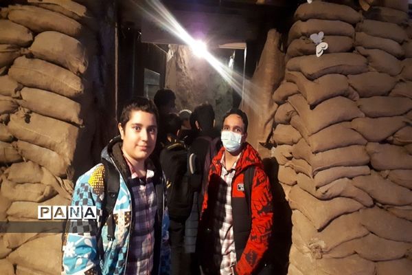 بازدید جاماندگان راهیان نور از باغ موزه انقلاب اسلامی و تجدید پیمان با آرمان‌های دفاع مقدس