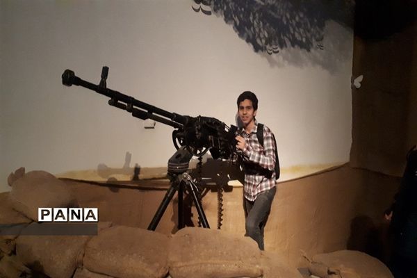 بازدید جاماندگان راهیان نور از باغ موزه انقلاب اسلامی و تجدید پیمان با آرمان‌های دفاع مقدس