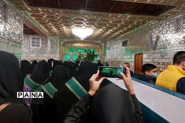 لحظه وصال دانش‌آموزان زیارت اولی با امام رضا(ع)