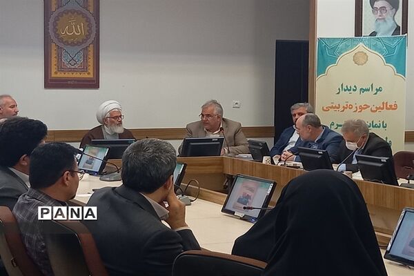 دیدار جمعی از فعالین حوزه تربیتی با نماینده ولی فقیه در استان