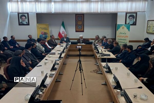 دیدار جمعی از فعالین حوزه تربیتی با نماینده ولی فقیه در استان