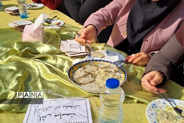 برگزاری جشنواره غذا در دبیرستان سیزده آبان ناحیه یک کرج