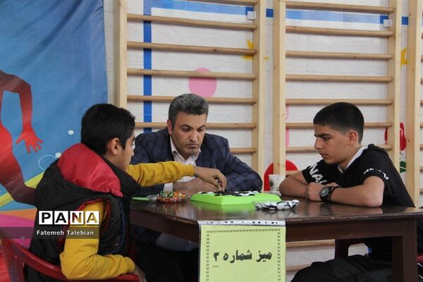 رقابت 900 دانش‌آموز ناحیه چهار شیراز در المپیاد بازی‌های فکری رویش