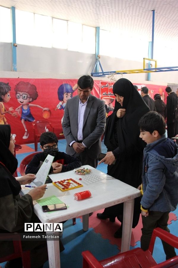 رقابت 900 دانش‌آموز ناحیه چهار شیراز در المپیاد بازی‌های فکری رویش