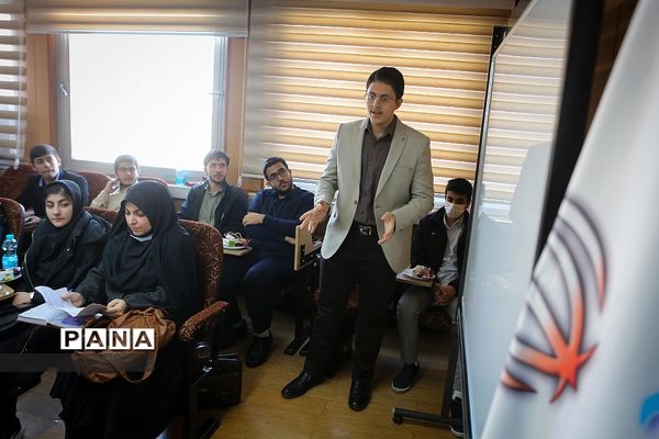 نشست نمایندگان منتخب دانش‌آموزان با معاون آموزش متوسطه وزارت آموزش و پرورش