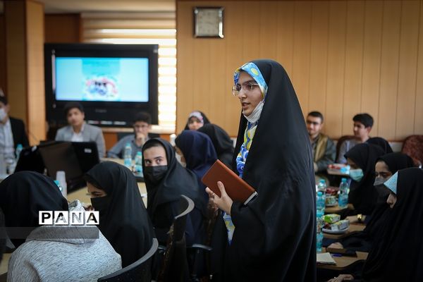 نشست نمایندگان منتخب دانش‌آموزان با معاون آموزش متوسطه وزارت آموزش و پرورش