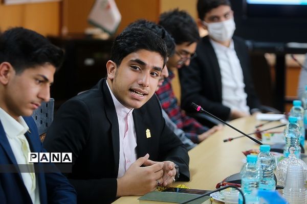 نشست نمایندگان منتخب دانش‌آموزان با معاون آموزش متوسطه وزارت آموزش و پرورش