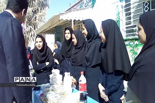 بازدید مدیر آموزش و پرورش خلیل‌آباد از بازارچه کار و فناوری دبیرستان پاکدل