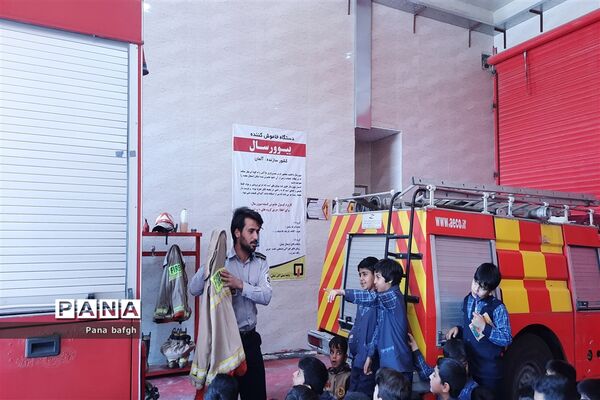 بازدید دانش‌آموزان مدرسه شاهد غدیر بافق از مرکز آتش نشانی