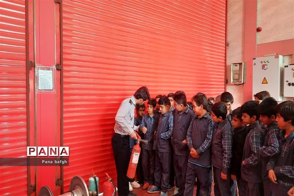بازدید دانش‌آموزان مدرسه شاهد غدیر بافق از مرکز آتش نشانی