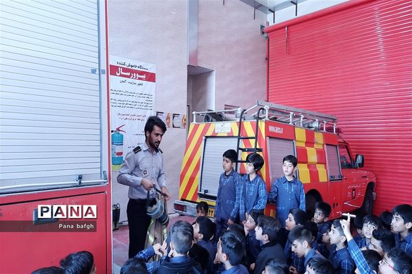 بازدید دانش‌آموزان مدرسه شاهد غدیر بافق از مرکز آتش نشانی